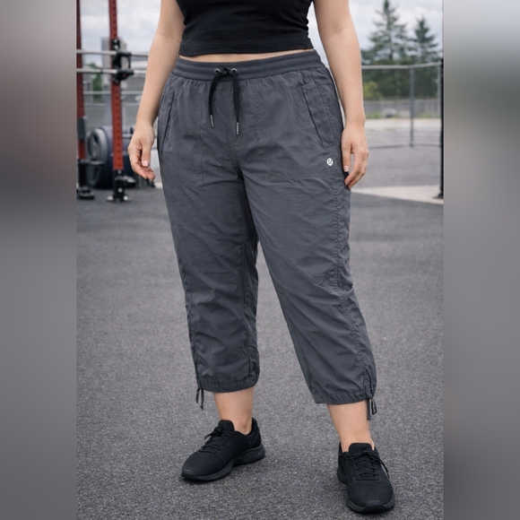 lululemon athletica Pants - Lululemon Gray Drawstring Cropped Joggers Size 8 Lightweight Athleisure Pants
